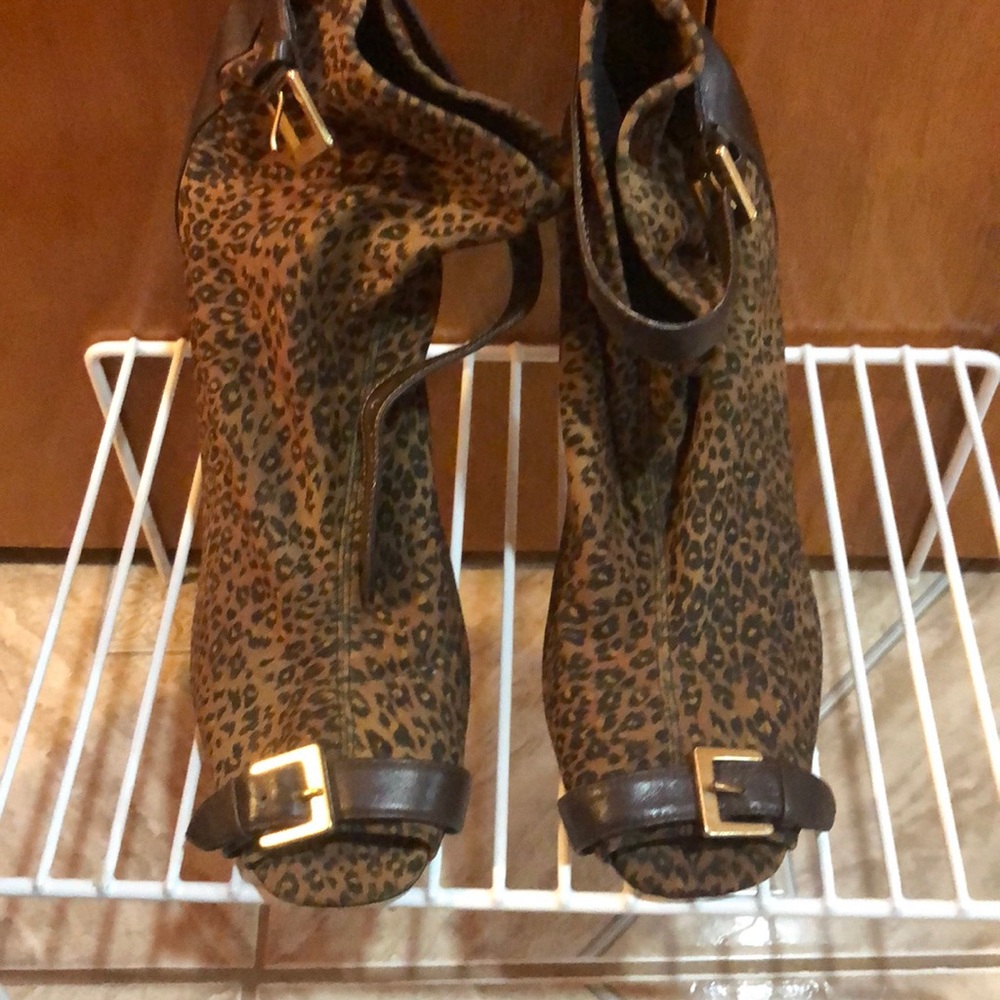 Leopard prints ankle peep toe booties